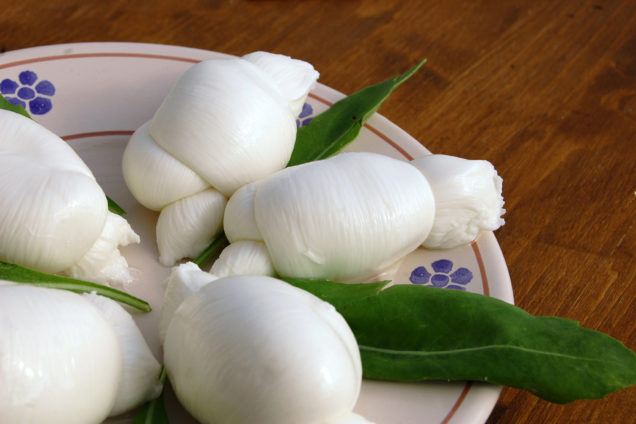Dettaglio mozzarella pugliese prodotta ad Alberobello