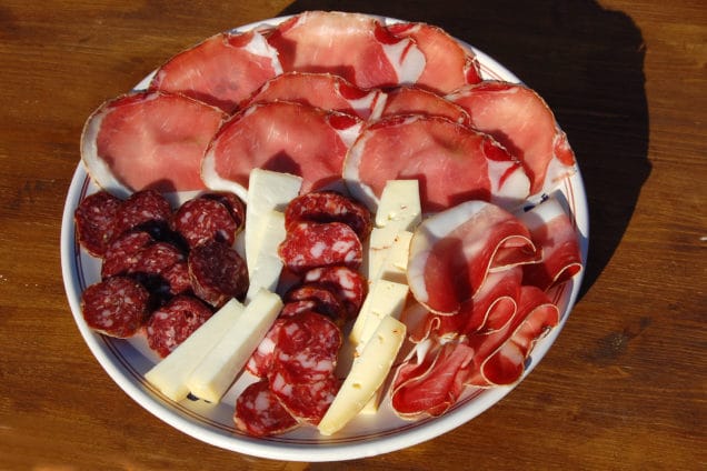 Piatto formaggi e salumi Alberobello